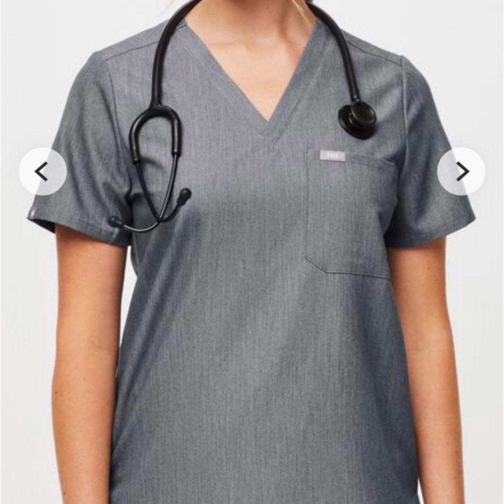 FIGS women’s Catarina One-Pocket Scrub Top Graphite